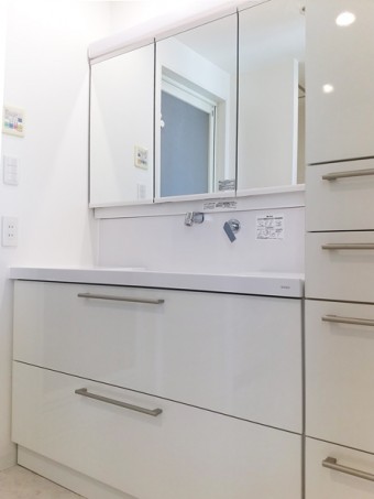 明るく清潔感があり、収納量◎の洗面化粧台に 明るく清潔感があり、収納量◎の洗面化粧台に